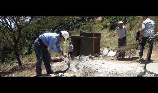 Avanza ejecución de unidades basicas sanitarias en La Victoria