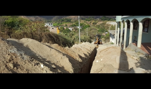 Saneamiento y adoquinado en Calle Amazonas