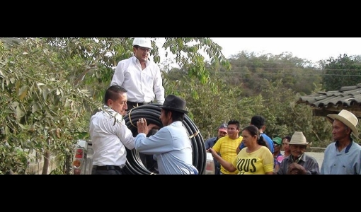 Se entregó manguera en Tambo Negro y La Mandala