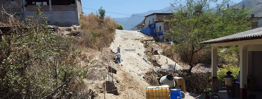 Se construye muro y alcantarilla en calles del Barrio Centenario
